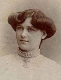 Bessie Levison Richstein
Foto inscribed: My aunt Bessie (aunt Doris' mother).
taken at Lewis & Co, 93 Highstreet, phone#: Whitechapel 8